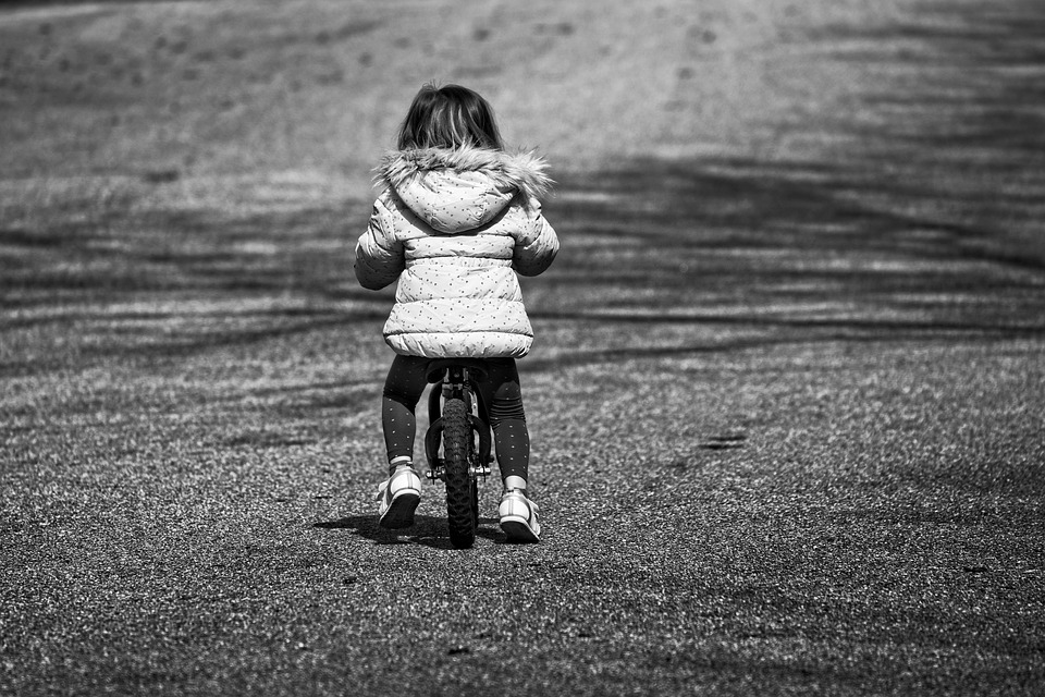 Petite fille à vélo